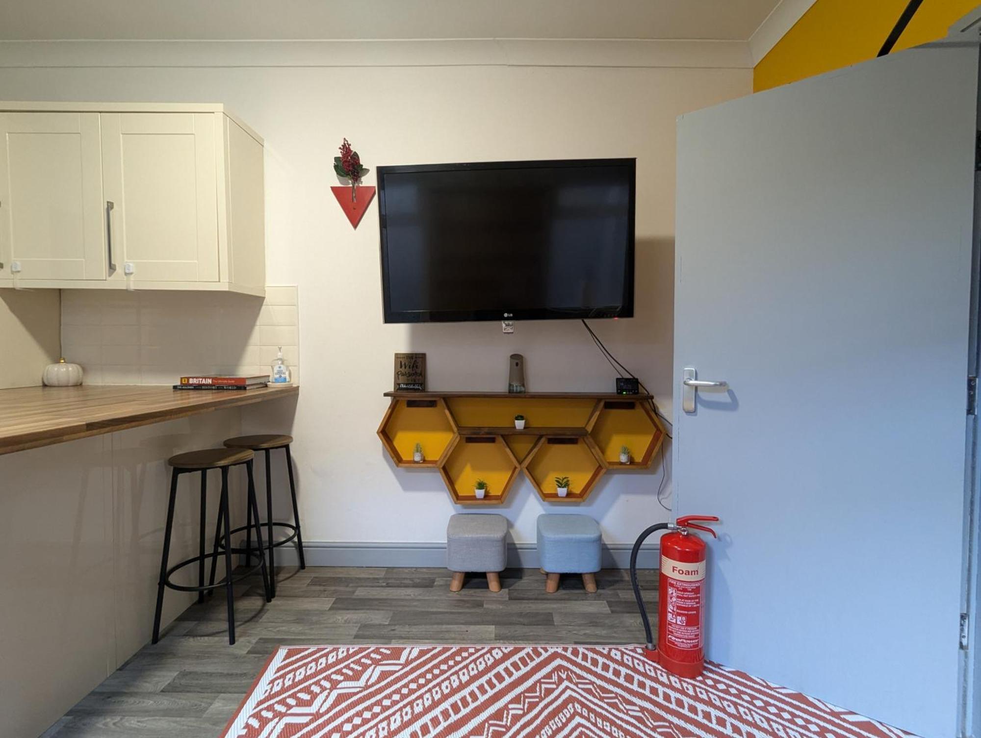 R3 - Cozy Small Double - City & Beach Access, Wifi, Free Parking - Self Catering سوانسي المظهر الخارجي الصورة